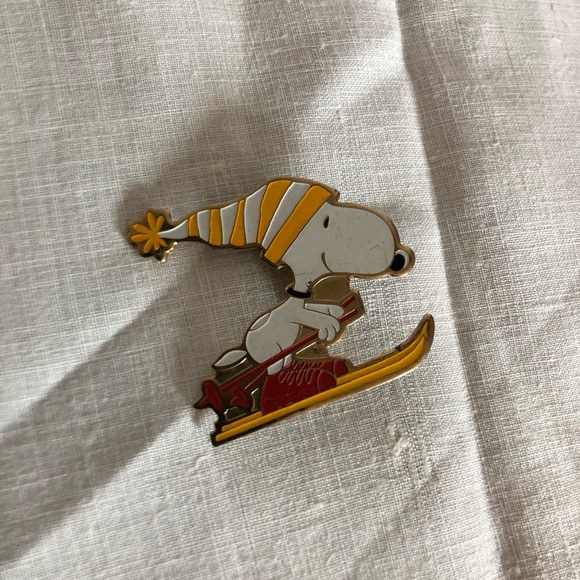 Vtg 1972 Snoopy Skiing Enamel Pin - Picture 2 of 11